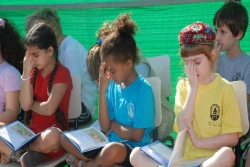 Israeli children, eyes covered, reciting the Sh'ma